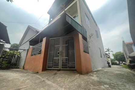 Cần bán 92m2 diện tích đất lô góc, nhà 2 tầng 1 tum mới xây đc hơn năm, ô tô vào tận cửa nhà
