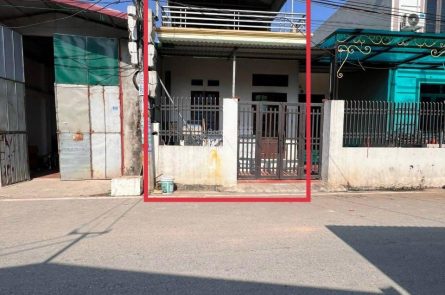 Hàng F0 dân cắt bán đường 2 ô tô tránh cách Vinhome 2-3 chỉ vài trăm mét tại Văn Giang - Hưng Yên