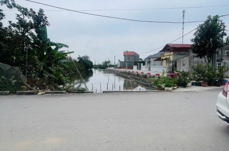 Lô góc cạnh chợ, kinh doanh. Bán 100m đất tại Liên Nghĩa, Văn Giang, đường atphalt 2 ô tô tải tránh