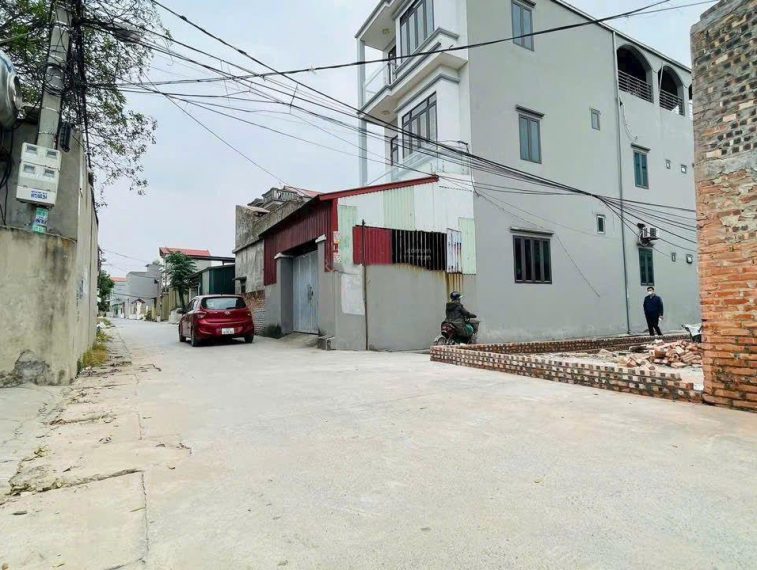 Lô góc, ô tô tránh, 64,5m2 chỉ hơn 2 tỷ, tại Chỉ Đạo, Văn Lâm