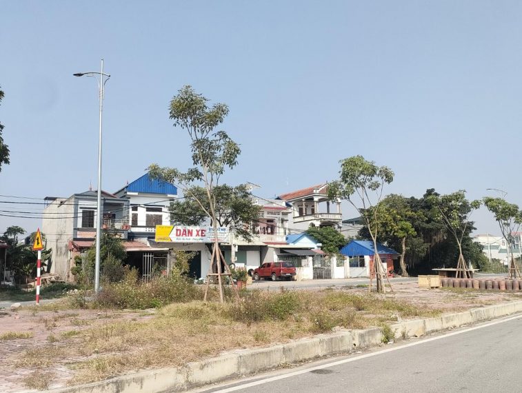 Hàng độc! Đối diện cổng chợ chính đầu mối Đông Tảo mới cần bán 100m2, vỉa hè rộng 16m kinh doanh