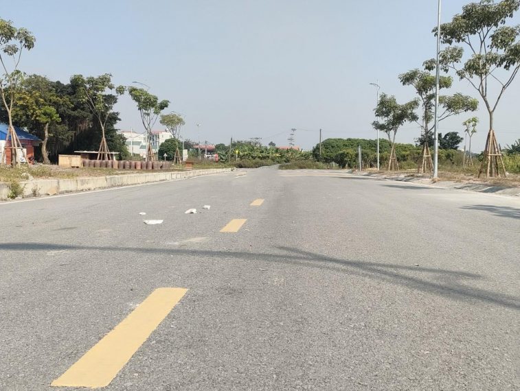 Hàng độc! Đối diện cổng chợ chính đầu mối Đông Tảo mới cần bán 100m2, vỉa hè rộng 16m kinh doanh
