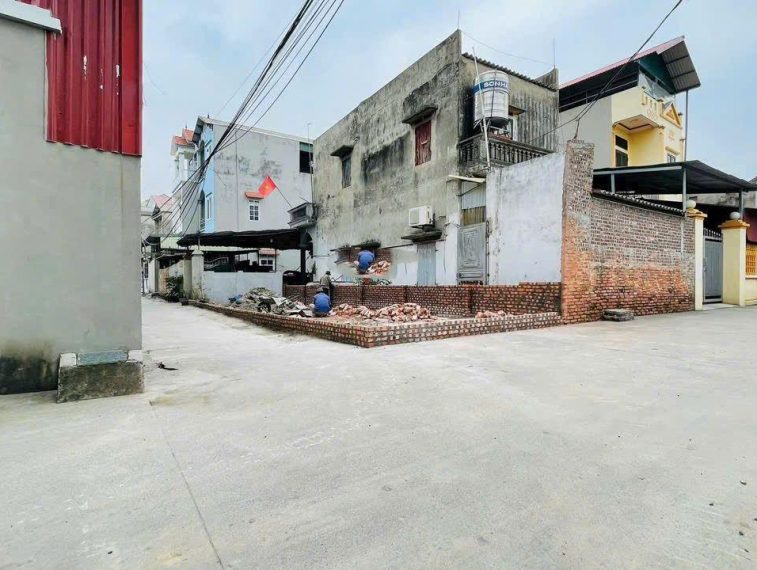 Lô góc, ô tô tránh, 64,5m2 chỉ hơn 2 tỷ, tại Chỉ Đạo, Văn Lâm